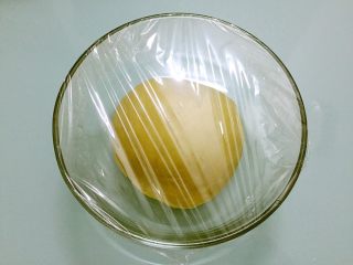 6、原味吐司,揉圆盖上保鲜膜发酵两倍大左右
