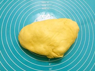 8、原味吐司,取出按压揉均匀