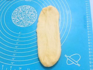 10、原味吐司,取一个面团，擀成长舌状