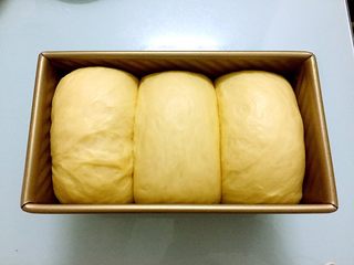 13、原味吐司,发酵到九分满时，烤箱上火90度，下火165度预热