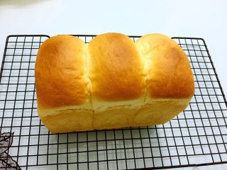 15、原味吐司,烤完趁热脱模晾凉即可食用