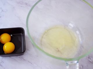 3、酸奶蛋糕（黄油版）,将鸡蛋的蛋清和蛋黄分别分离在两个无水无油的盆中