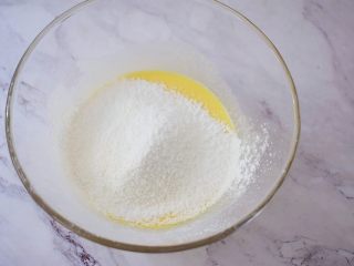 6、酸奶蛋糕（黄油版）,把低筋面粉和玉米淀粉混合后过筛入蛋黄液中