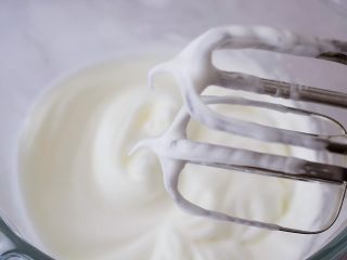 10、酸奶蛋糕（黄油版）,即提起打蛋器观察头部已较为坚挺，但仍有稍稍的弯曲状态即可