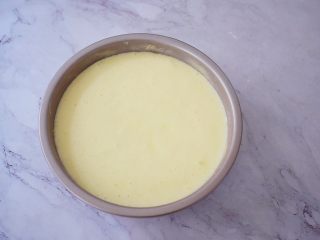 13、酸奶蛋糕（黄油版）,把拌匀的蛋糕糊倒入模具中，提起模具大力震几下，震出大气泡