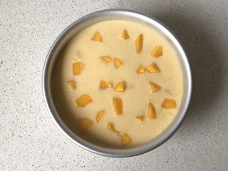 11、免烤❗️芒果酸奶蛋糕,芒果丁撒入慕斯液中，冷藏2小时以上，至完全凝固