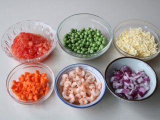 4、平底锅披萨,西红柿去皮切碎；食材全部准备好：