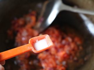 8、平底锅披萨,放入盐；