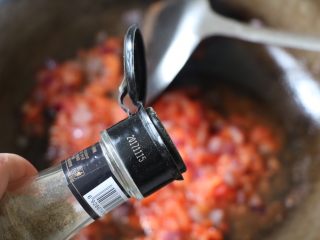 9、平底锅披萨,放适量的黑胡椒粉；