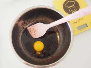 3、燕麦红糖酥,磕入一个鸡蛋，充分搅拌均匀