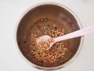 4、燕麦红糖酥,加入50g即食燕麦，搅拌均匀