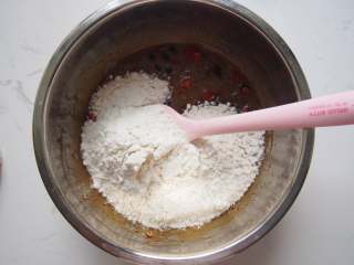 5、燕麦红糖酥,筛入低筋面粉、泡打粉和小苏打，切拌均匀