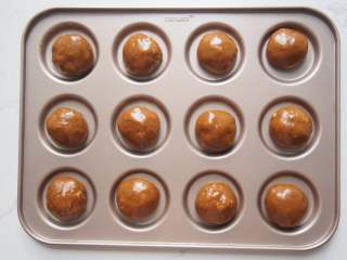 6、燕麦红糖酥,将面团分成12等份放入乌比派烤盘中