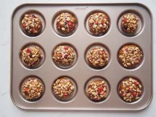 7、燕麦红糖酥,在面糊表面撒上一层燕麦作为装饰，也可以直接刷一层蛋液