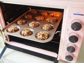 8、燕麦红糖酥,烤箱温度为160度，中层上下火，25分钟左右即可