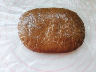 3、网红脏脏包(开酥版),揉好的主面团,摊平,包裹保鲜膜。冷藏40分钟。亦可冷冻20分钟。