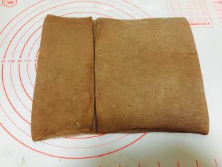 11、网红脏脏包(开酥版),擀好的面片,切掉两端边缘位置。左起四分之一,向右折叠。右起四分之三,向左折叠。接口相遇。