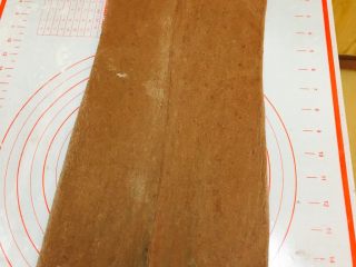 10、网红脏脏包(开酥版),撒手粉。将面片从中间向两端擀开,方向要一致,不要回来擀。