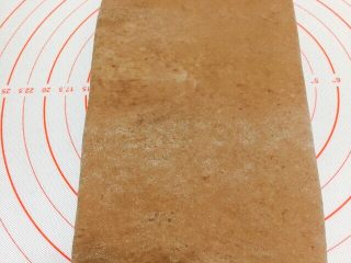 12、网红脏脏包(开酥版),再延着中心位置,对折,完成第一次四折。放入冰箱冷藏20分钟。