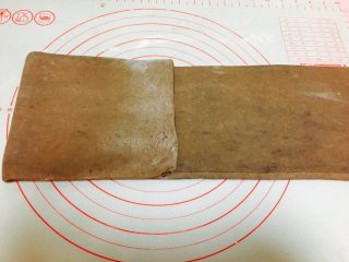 13、网红脏脏包(开酥版),冰箱取出再次擀开。左起三分之一。向右折。右起三分之一,向左折。覆盖住之前折过来的三分之一。跟叠被子一样3折。完成本次折叠。放入冰箱冷藏20分钟。