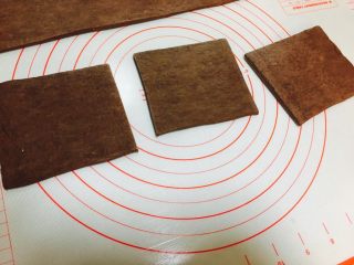 14、网红脏脏包(开酥版),冰箱取出将面片擀成长35厘米。宽度10厘米左右的面片,具体宽度,要根据你放置夹心的巧克力宽度为准。 边缘切齐,平均分成6块。