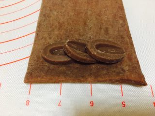 15、网红脏脏包(开酥版),配方中,我放置了3颗法芙娜牛奶巧克力。将巧克力放置好,卷起来包裹在其中。