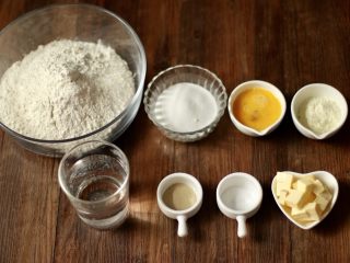 1、港式吐司,准备好所有材料