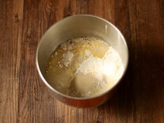 2、港式吐司,混合除黄油外所有材料，启动揉面，起筋膜时加入黄油继续揉