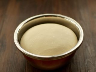 6、港式吐司,发酵至约两倍大即可，或者用手指沾面粉戳洞，洞口不回缩不塌馅