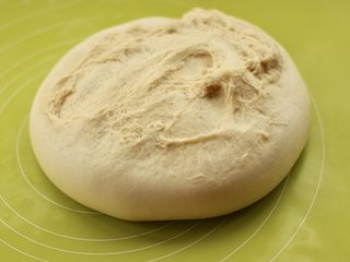 7、港式吐司,将面团倒扣在揉面垫上