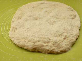 8、港式吐司,用手轻拍排气