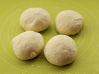 11、港式吐司,依次滚圆