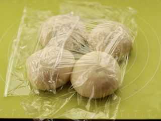 12、港式吐司,盖保鲜膜松弛15分钟