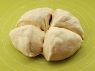 10、港式吐司,切割成四份