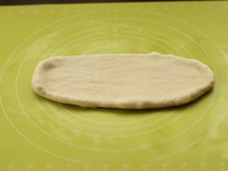 15、港式吐司,擀开