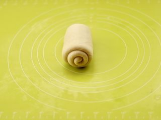 20、港式吐司,压薄底边后，自上而下卷起来