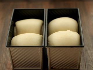 22、港式吐司,约八分满即可取出来，180度预热烤箱。预热完成后，入烤箱中下层170度40分钟