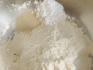 2、发面油酥小糖饼,将粉、糖、酵母放入盆中