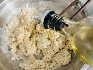 4、发面油酥小糖饼,加入食用油。