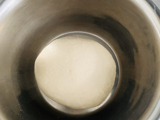 5、发面油酥小糖饼,揉成光滑的面团，醒发至一倍大。