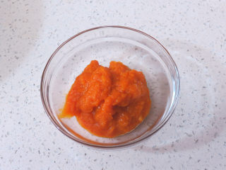 1、金灿灿黄澄澄滴~【南瓜戚风蛋糕】,南瓜去皮去瓤切小块，上锅蒸熟压成泥，取出需要的份量备用