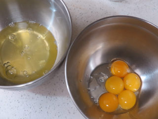 2、金灿灿黄澄澄滴~【南瓜戚风蛋糕】,蛋黄蛋清分离