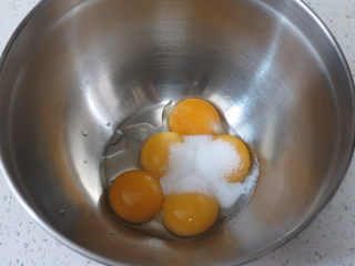 3、金灿灿黄澄澄滴~【南瓜戚风蛋糕】,蛋黄中加入糖14克