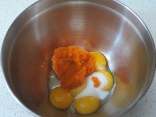 4、金灿灿黄澄澄滴~【南瓜戚风蛋糕】,再加入南瓜泥