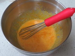 5、金灿灿黄澄澄滴~【南瓜戚风蛋糕】,用手动打蛋器搅拌均匀