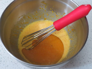 6、金灿灿黄澄澄滴~【南瓜戚风蛋糕】,加入玉米油搅匀