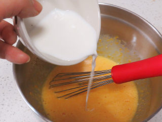 7、金灿灿黄澄澄滴~【南瓜戚风蛋糕】,加入牛奶