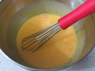 8、金灿灿黄澄澄滴~【南瓜戚风蛋糕】,搅拌均匀