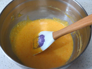 10、金灿灿黄澄澄滴~【南瓜戚风蛋糕】,翻拌至无干粉，面糊细腻光滑的状态