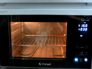 11、金灿灿黄澄澄滴~【南瓜戚风蛋糕】,烤箱预热160度